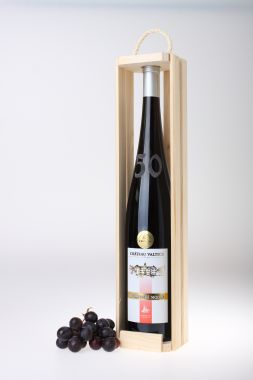 Pískovaná lahev s dřevěným nosičem