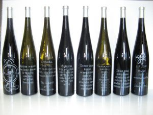 Pískované  láhve 1,5l -  červené ,bílé